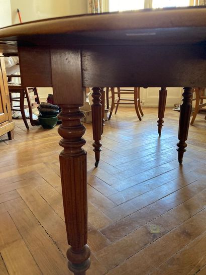 null 
Walnut dining table 




End of the 19th century. Chips




H : 71 - W (with...