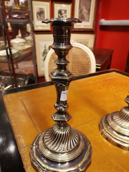  2 flambeaux en métal argenté 
Style Régence 
H : 28 cm 
Lot vendu en l'état