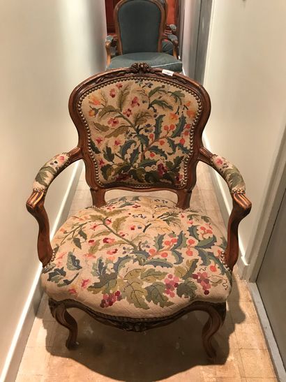 Fauteuil cabriolet 
Epoque Louis XV 
Garniture de tapisserie au petit point 
H :...