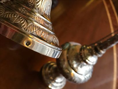  2 silver sprinklers, stamped and engraved decoration 
H : 41 cm 
1599g 
Sold as...