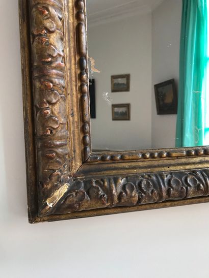  Gilded wood frame, mounted in mirror 
Worn, damaged and missing 
64 x 80 cm 
Lot...