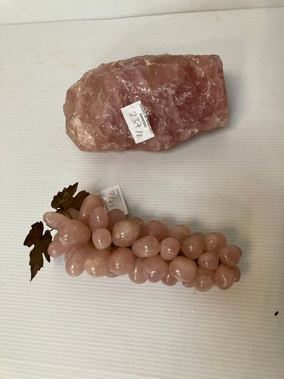  Grappe de raisin et bloc de quartz rose. 
Lot vendu en l'état
