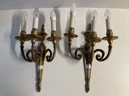 null Pair of gilt bronze 3-light sconces

Louis XVI style

H : 42 - W : 30 cm

Sold...