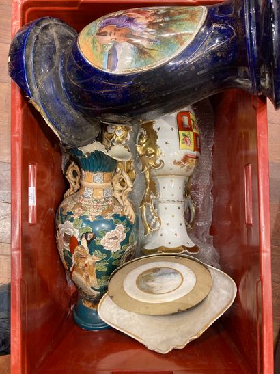 null Une caisse comprenant un socle en porcelaine, vase, assiettes de Sèvres et divers....