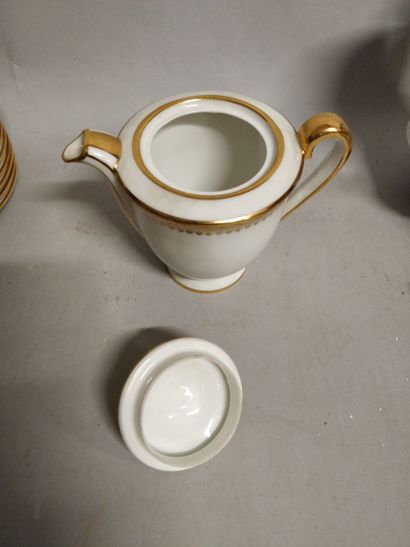 null Lot de porcelaine : 

une partie de service à thé bleu et rouge à décors de...