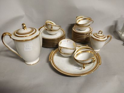 null Lot de porcelaine : 

une partie de service à thé bleu et rouge à décors de...