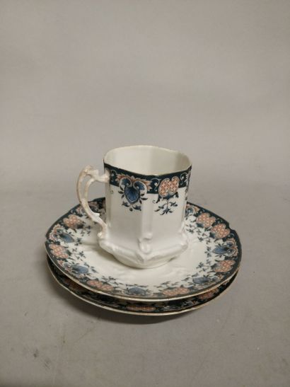 null Lot de porcelaine : 

une partie de service à thé bleu et rouge à décors de...