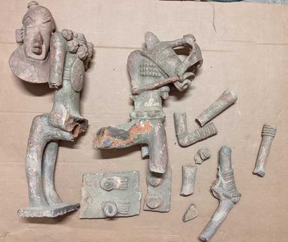 null Caisse ensemble objets africains dont une sculture en terre cuite (accidentée),...