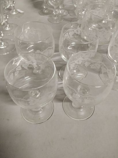 null Set of 49 glasses including :

20 footed glasses, 6 large cognac glasses, 8...