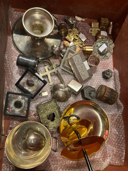 null Lot of various metal including cup, kettledrums, souvenirs, weights, tea strainers,...
