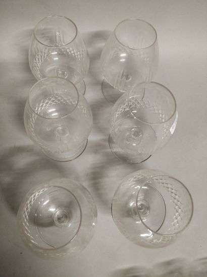 null Lot de 49 verres dont :

20 verres à pieds, 6 grands verres à cognac, 8 verres...