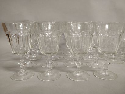 null Set of 49 glasses including :

20 footed glasses, 6 large cognac glasses, 8...