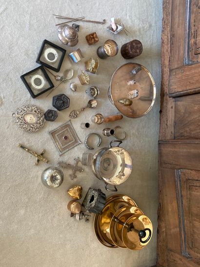 null Lot of various metal including cup, kettledrums, souvenirs, weights, tea strainers,...