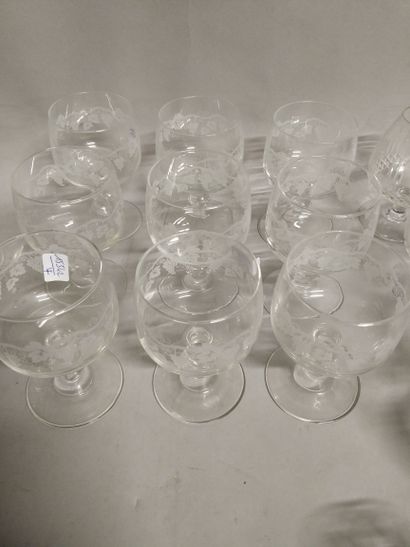 null Lot de 49 verres dont :

20 verres à pieds, 6 grands verres à cognac, 8 verres...