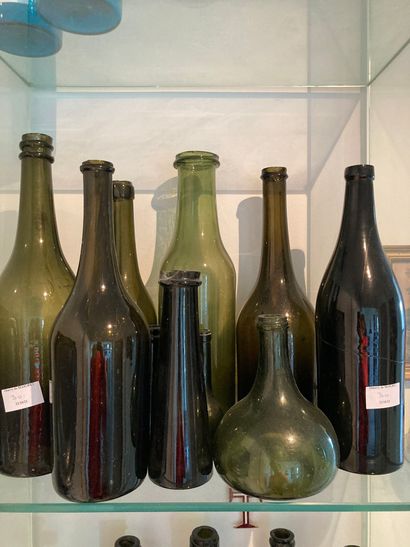 null Lot de bouteilles anciennes en verre soufflé

Eclats et usures

lot vendu en...