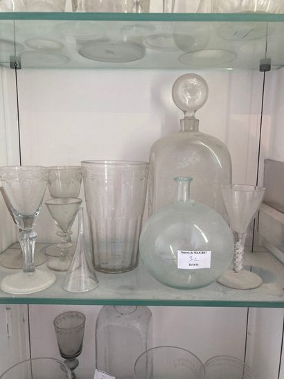 null Lot of glassware including vases, glasses, bottles...

Chips and accidents

Lot...