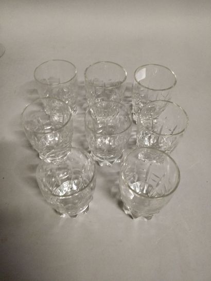 null Lot de 49 verres dont :

20 verres à pieds, 6 grands verres à cognac, 8 verres...