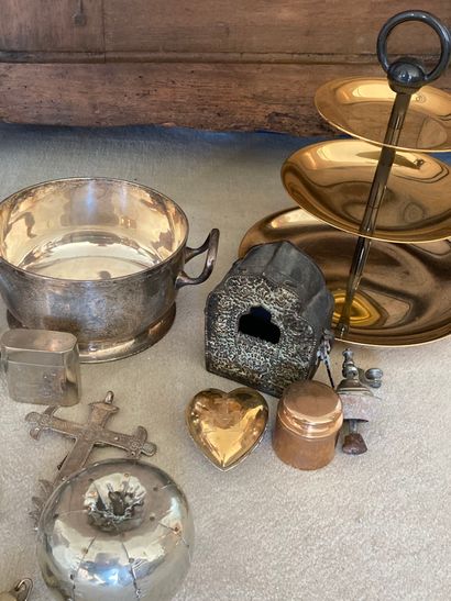 null Lot of various metal including cup, kettledrums, souvenirs, weights, tea strainers,...
