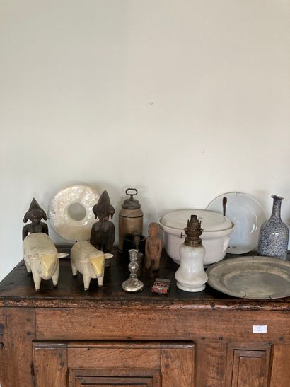 null Lot including candlesticks, plate with cat decoration, pewter dish, souvenirs,...