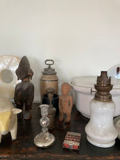 null Lot including candlesticks, plate with cat decoration, pewter dish, souvenirs,...