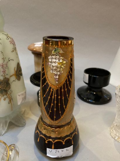 null Lot de verreries diverses : 2 vases et une carafe en verre teinté à décor émaillé,...