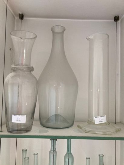 null Lot of glassware including vases, glasses, bottles...

Chips and accidents

Lot...