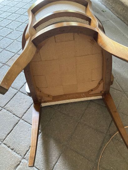 null lot comprenant une chaise et un pouf

On y joint une chaise basse en bois à...