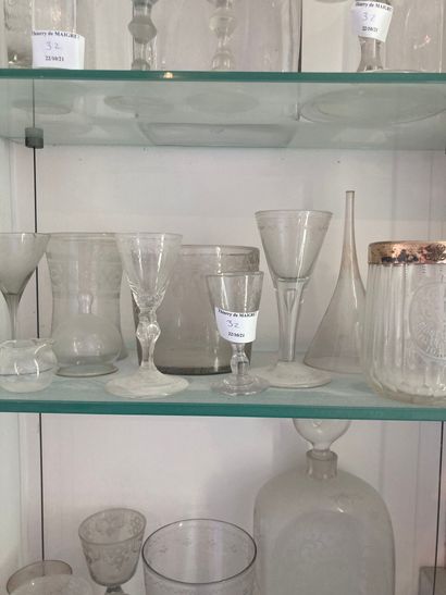 null Lot de verrerie diverse dont vases, verres, bouteilles...

Eclats et accidents

Lot...