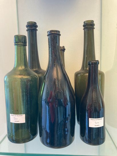 null Lot de bouteilles anciennes en verre soufflé

Eclats et usures

lot vendu en...