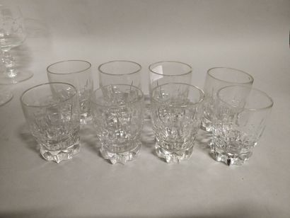 null Set of 49 glasses including :

20 footed glasses, 6 large cognac glasses, 8...