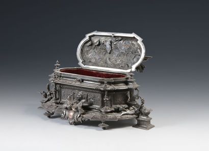 null Jules MOIGNIEZ (1835-1894). Jewelry box decorated with birds. Bronze with silver...