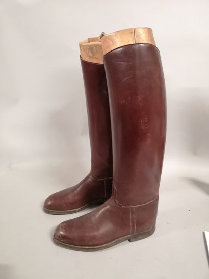 null Pair of brown leather riding boots size 39/40 approximately, with their wooden...