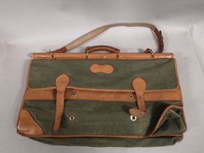 null Gastinne Renette. Paris. Hunting bag in green canvas and leather reinforcements...