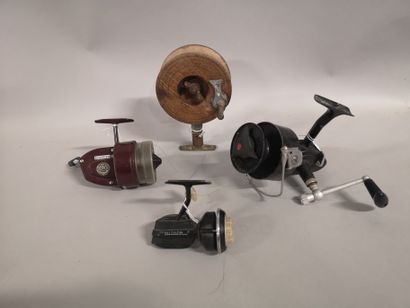 null Set of 4 antique fishing reels including : Mitchell 386, Breton 500, Pilot,...