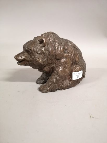 null Valentina ZEILE (1937). Sitting bear. Bronze with a light brown patina, signed...
