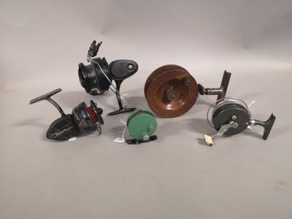 null Set of 5 antique fishing reels including: Nottingham type in wood, Mitchell...