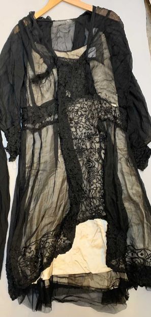 null Divers, pièces de mode des années 1920-30 : robe de jour en mousseline et passementerie...