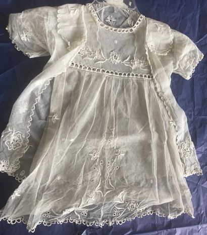 null 4 belles robes de cérémonie pour fillettes, vers 1910-1920 : Robe en Broderie...