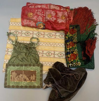 null Lot d accessoires du costume en soie, XIXe siècle. Châle russe et châle de costume...