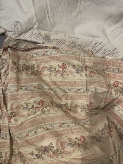 null Garniture de lit en cretonne imprimée style Louis XVI du Bon Marché, fin XIXe...