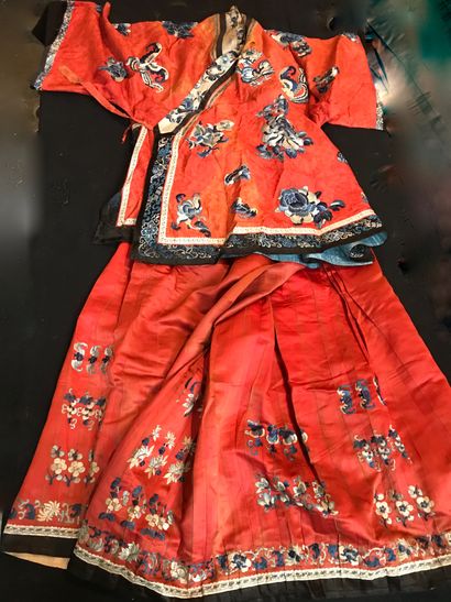 null Manteau de femme Manchou et sa jupe Manquun brodé, Chine, fin du XIXe siècle....