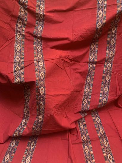 null Tenture fond rouge Andrinople, milieu XIXe siècle, agrémentée de deux bandes...