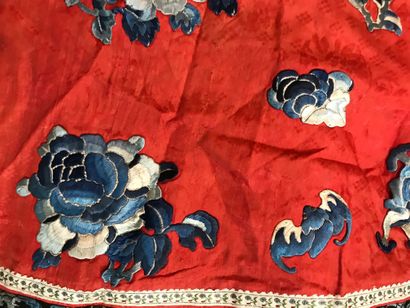 null Manteau de femme Manchou et sa jupe Manquun brodé, Chine, fin du XIXe siècle....