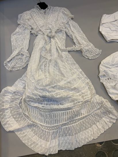 null 
Réunion de vêtements féminins d'intérieur, 2ème moitié du XIXe siècle.

Déshabillé...