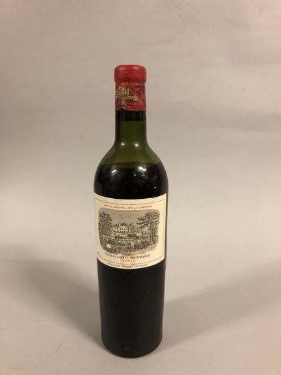 null 1 bouteille Château LAFITE-ROTHSCHILD, 1° cru Pauillac 1952 (etlt, B, caps légèrement...