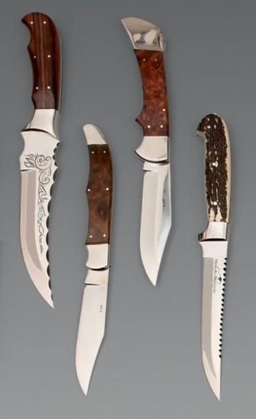 null Quatre couteaux de chasse hongrois dont deux pliants. Avec leurs fourreaux ...