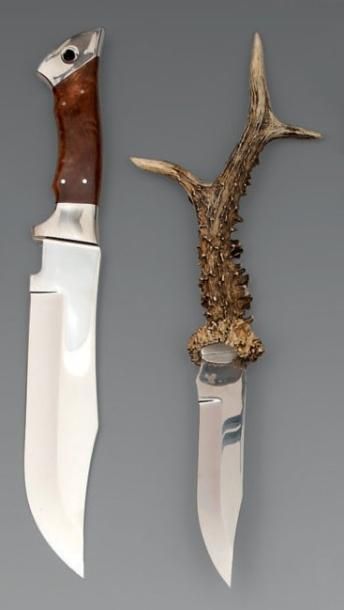 null Deux couteaux de chasse hongrois l'un à forte lame de 21 cm et poignée à plaquettes...