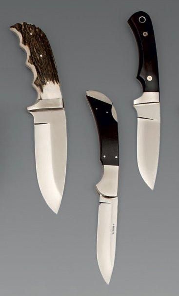 null Trois couteaux de chasse hongrois dont l'un pliant. Avec leurs fourreaux cu...