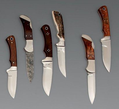 null Quatre couteaux de chasse hongrois, de botte ou à dépecer Deux couteaux pliants....