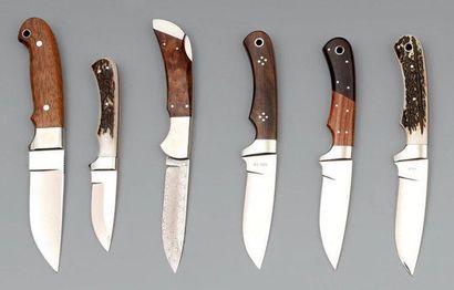 null Six couteaux de chasse hongrois, de botte ou à dépecer et un couteau pliant....